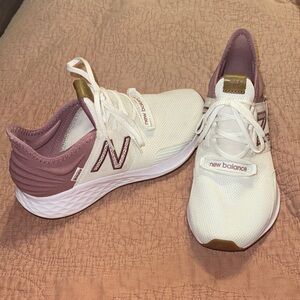 New Balance Women's White and Pink  Shoes size 8.5